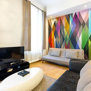 Luxury With Spacious Livingroom At Opera House Apartment